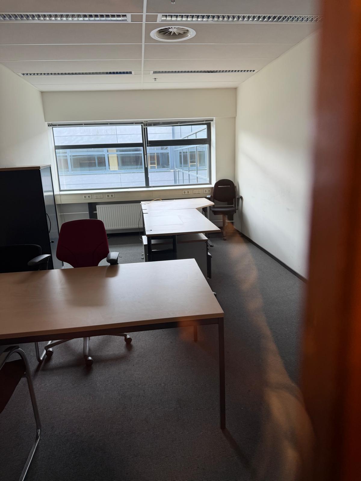 Complete kantoorinventaris te koop – bureaus, bureaustoelen, kasten, vergadertafels e.d. - Afbeelding 18